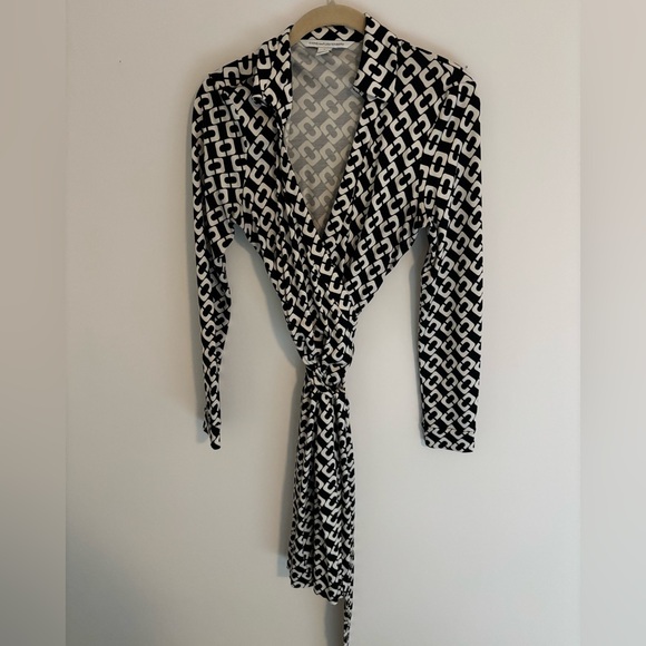 Diane Von Furstenberg Dresses & Skirts - Diane von Furstenberg wrap dress in size 8